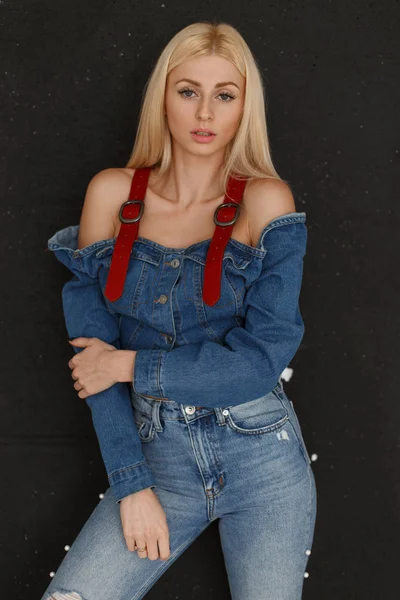 Junge Attraktive Model Frau Mit Sommersprossen Modischer Jeanskleidung Mit Jeans — Stockfoto