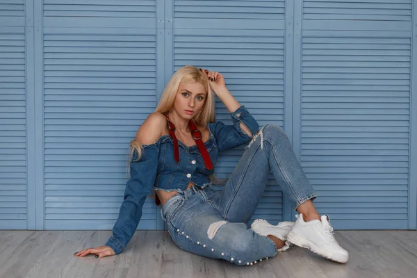 Krásná Mladá Blonďatá Dívka Model Módní Jeans Oblečení Stylové Džíny — Stock fotografie