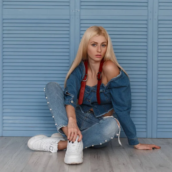 Jovem Mulher Moda Vestido Jeans Com Cintos Tênis Brancos Sentados — Fotografia de Stock