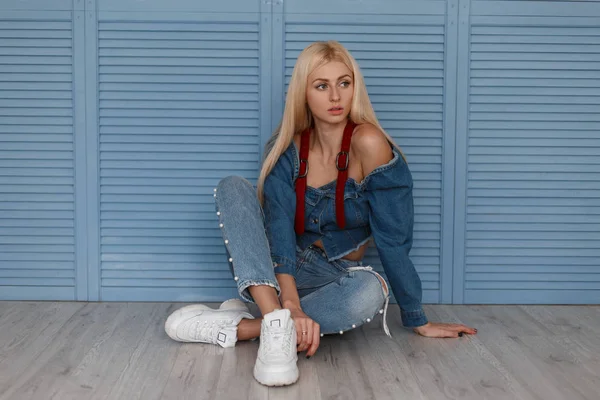 Stylische Blonde Frau Jeanshemd Mit Roten Gürteln Und Blauer Jeans — Stockfoto