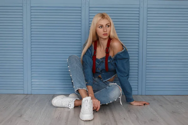 Mulher Loira Elegante Uma Camisa Jeans Com Cintos Vermelhos Jeans — Fotografia de Stock