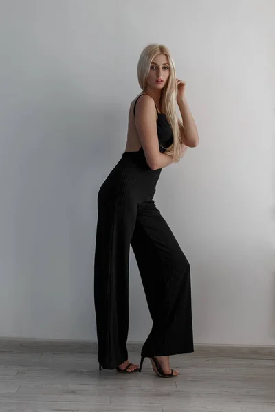 Jolie Jeune Femme Modèle Coiffure Blonde Noir Vintage Vêtements Mode — Photo