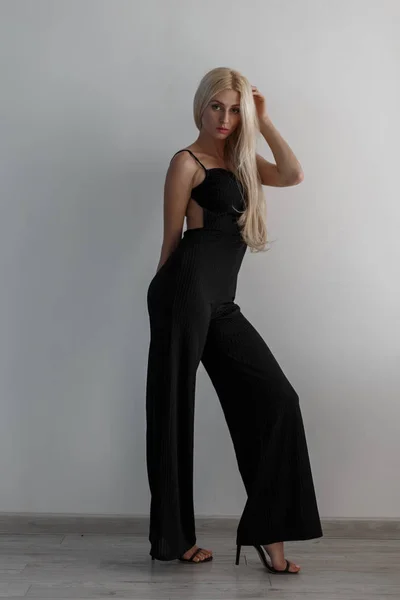 Stijlvolle Mooie Jonge Vrouw Met Blond Haar Zwarte Elegante Modieuze — Stockfoto