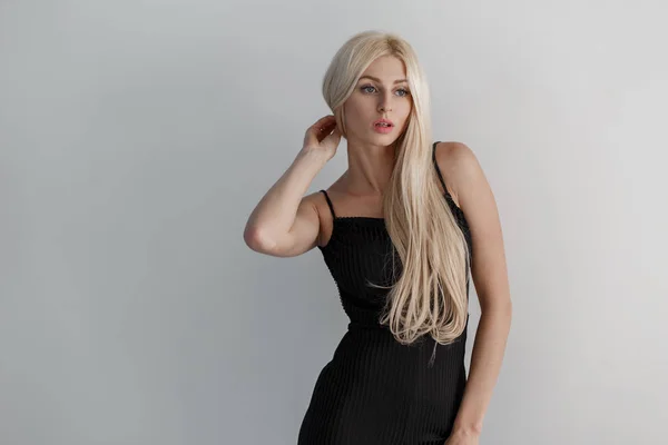 Junge Sexy Blonde Frau Mit Langen Haaren Schwarzen Stylischen Anzug — Stockfoto