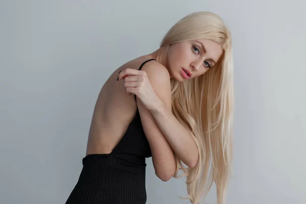 Módní Krásná Mladá Atraktivní Model Žena Pihy Dlouhé Blond Vlasy — Stock fotografie