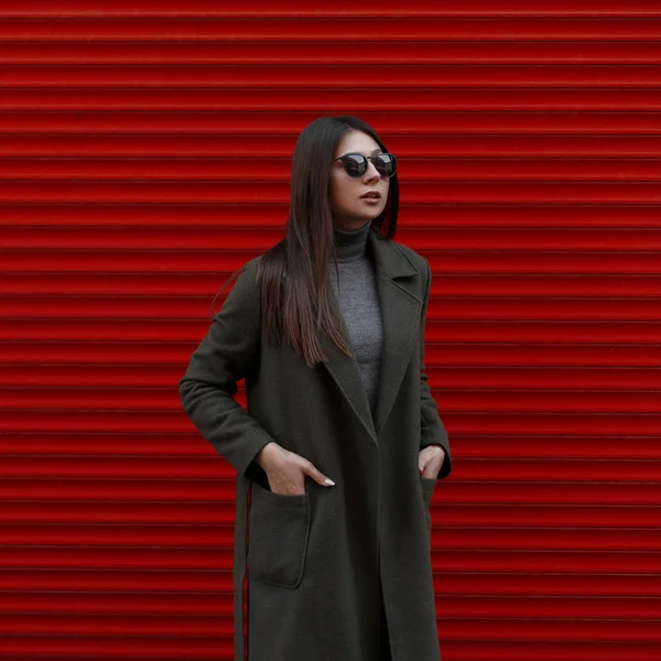 Chica Joven Moda Con Gafas Sol Con Estilo Abrigo Verde —  Fotos de Stock