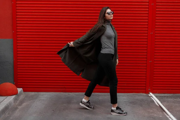 Hermosa Mujer Joven Elegante Con Gafas Sol Abrigo Verde Moda —  Fotos de Stock