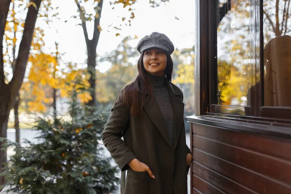 Elegante Giovane Bella Donna Con Sorriso Cappello Vintage Con Cappotto — Foto Stock