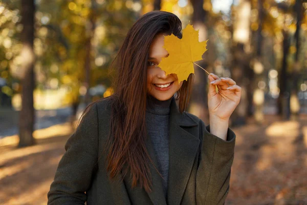 Щаслива Красива Молода Жінка Посмішкою Вкриває Обличчя Золотим Жовтим Осіннім — стокове фото
