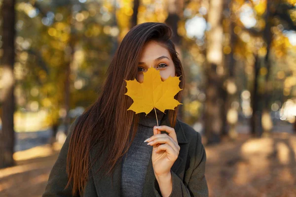 Young Pretty Stylish Woman Blue Eyes Fashionable Green Coat Holding — Stock Photo, Image