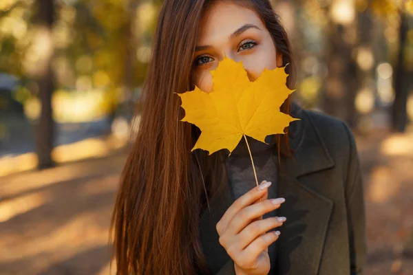 Young Pretty Stylish Woman Blue Eyes Fashionable Green Coat Holding — Stock Photo, Image