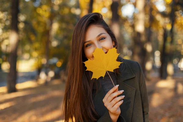 Young Beautiful Stylish Happy Girl Smile Fashionable Green Coat Holding — Stock Photo, Image