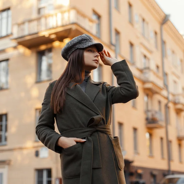 Fashion European Young Woman Stylish Hat Fashionable Vintage Coat Walking — Stock Photo, Image