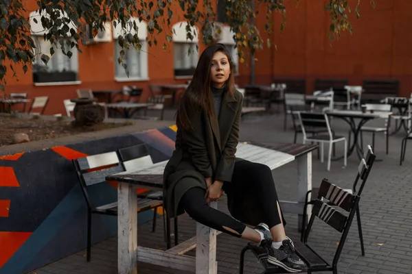 Chica Joven Abrigo Gris Vintage Con Pantalones Negros Zapatillas Deporte —  Fotos de Stock