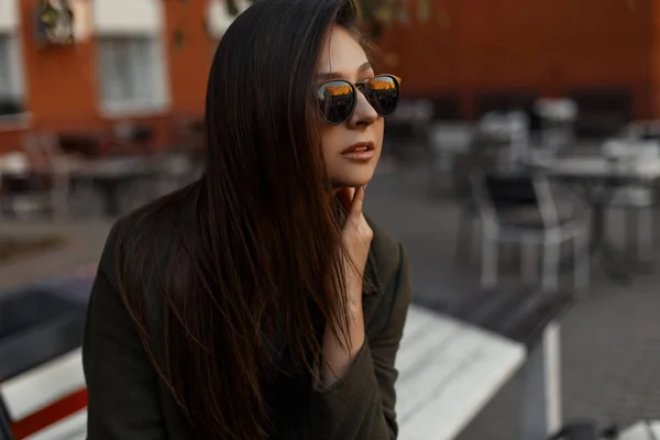 Portret Stylowy Młoda Brunetka Dziewczyna Nosi Zielony Płaszcz Okulary Przeciwsłoneczne — Zdjęcie stockowe