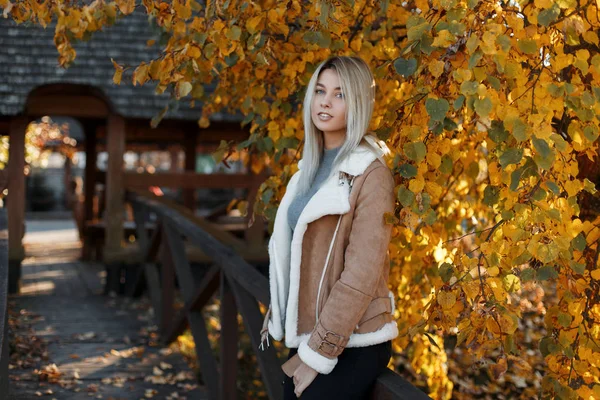 Söt Ung Blond Tjej Som Attraktiva Snygga Höst Kläder Promenader — Stockfoto