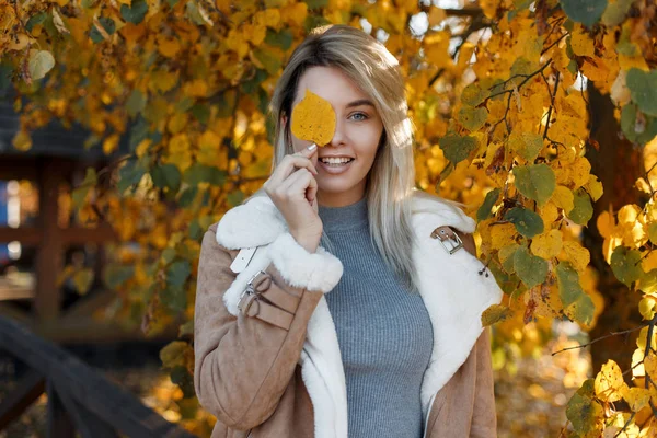 Menina Feliz Bonita Uma Jaqueta Elegante Bege Moda Com Uma — Fotografia de Stock