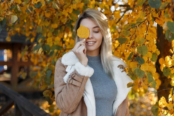 Feliz Hermosa Mujer Ropa Estilo Superior Cálido Disfrutar Paseo Parque — Foto de Stock