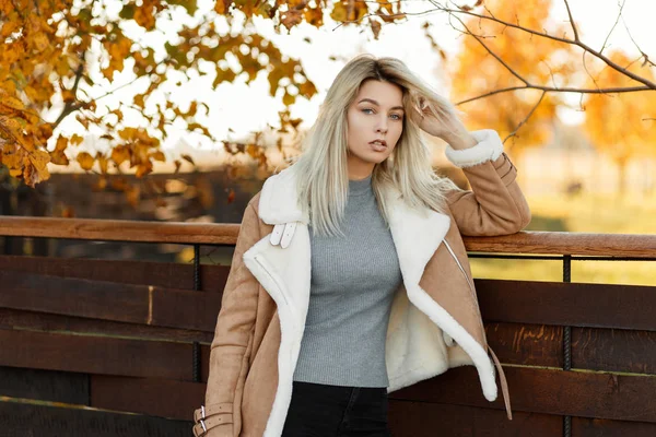 Ein Junges Schönes Mädchen Trägt Eine Stylische Halbjahresjacke Wald Steht — Stockfoto