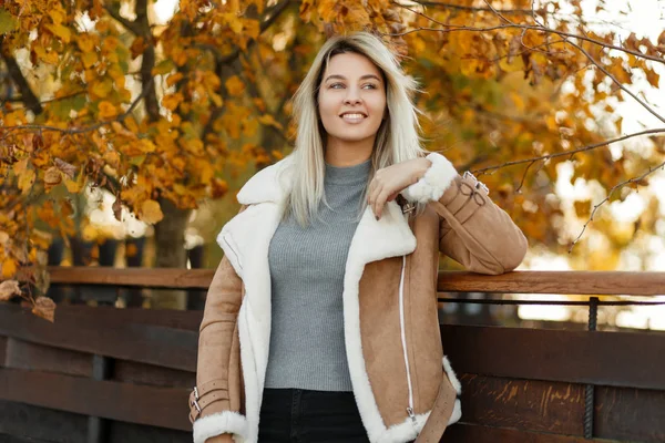 Oldukça Mutlu Genç Kadın Bir Şık Şık Ceket Kürk Yakınındaki — Stok fotoğraf