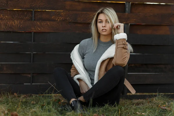 Elegante Hermosa Mujer Modelo Joven Chaqueta Moda Suéter Gris Está — Foto de Stock