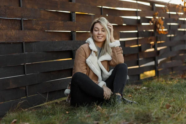 Junge Schöne Stilvolle Frau Mit Einem Lächeln Einer Modischen Jacke — Stockfoto