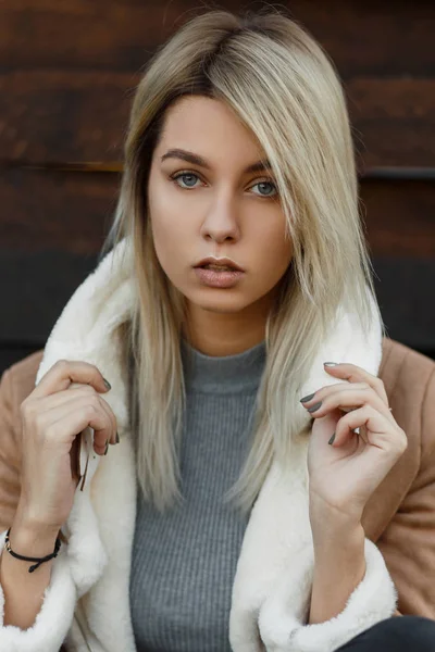 Porträt Eines Frechen Blonden Mädchens Mit Blauen Augen Natürlichem Make — Stockfoto