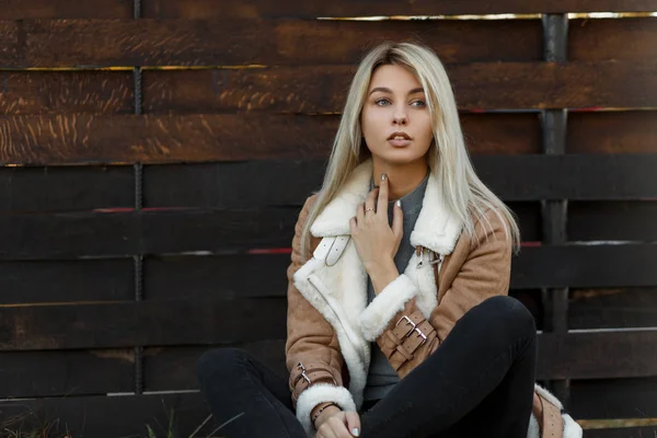 Eine Junge Schöne Frau Einer Beigen Jacke Mit Pelzkragen Und — Stockfoto