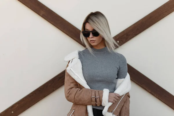 Joven Chica Con Estilo Hipster Con Gafas Sol Suéter Vintage — Foto de Stock