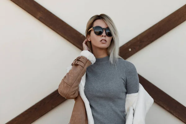 Elegante Retrato Una Joven Chica Bastante Hipster Gafas Sol Moda — Foto de Stock