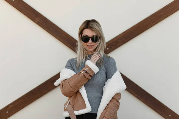 Feliz Hermosa Mujer Joven Con Gafas Sol Una Chaqueta Moda —  Fotos de Stock