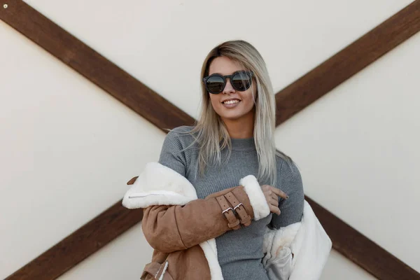 Hermosa Joven Sonriente Con Gafas Sol Negras Moda Una Chaqueta — Foto de Stock