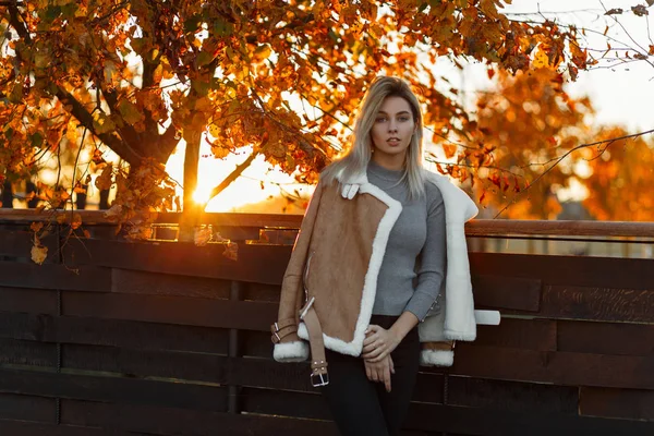 Joven Modelo Niña Hermosa Suéter Punto Gris Moda Chaqueta Caliente — Foto de Stock