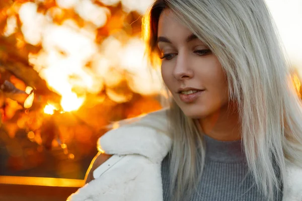 Nahaufnahme Porträt Einer Schönen Jungen Frau Mit Sauberer Haut Strickpullover — Stockfoto