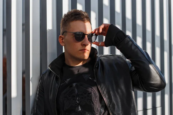 Junger Attraktiver Hipster Mit Schwarzer Sonnenbrille Und Modischer Schwarzer Herbstmode — Stockfoto