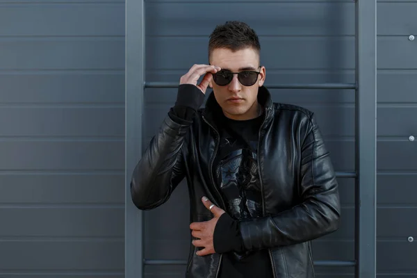 Junger Modischer Hipster Mit Stylischer Sonnenbrille Und Schwarzem Sweatshirt Und — Stockfoto