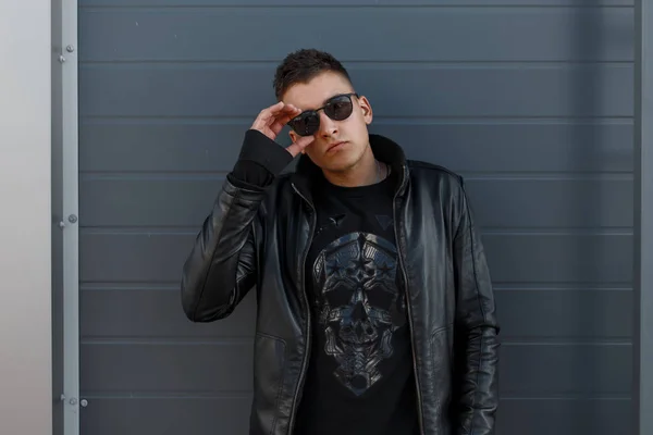 Attraktiver Junger Hipster Mit Sonnenbrille Schwarzem Sweatshirt Mit Totenkopfmuster Und — Stockfoto