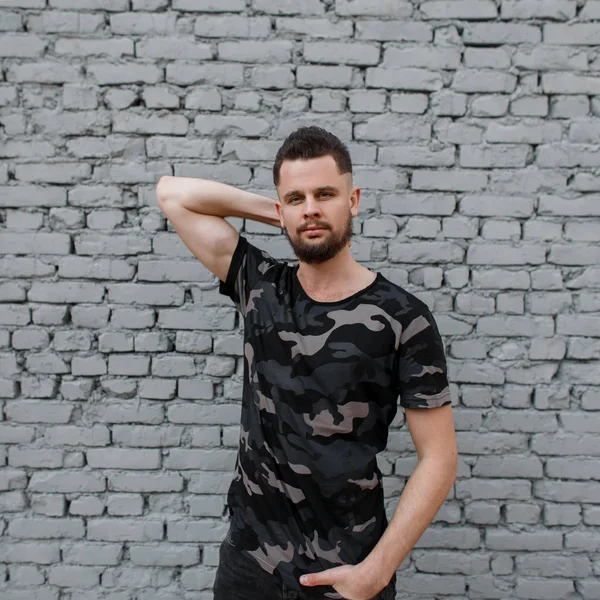 Schöner Attraktiver Junger Mann Einem Stylischen Tarnfarbenen Militärgrauen Shirt Mit — Stockfoto