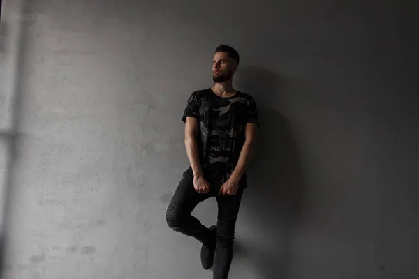 Jovem Muito Atraente Com Penteado Elegante Barba Brutal Uma Camisa — Fotografia de Stock