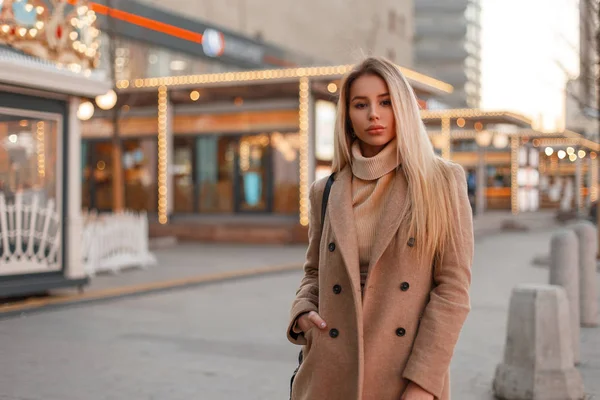 Charmante Jeune Belle Femme Dans Manteau Élégant Pull Tricoté Vintage — Photo