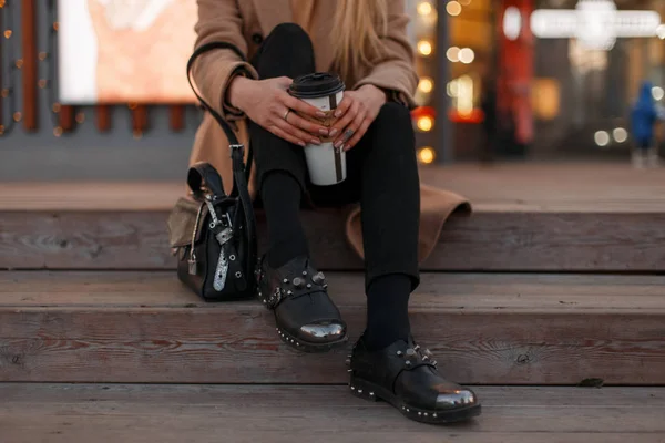Menina Loira Nova Casaco Quente Outono Com Jeans Preto Elegante — Fotografia de Stock