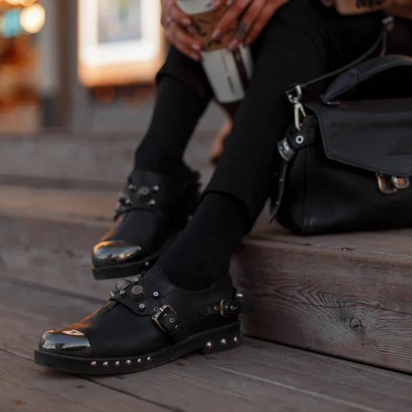 Jeune Fille Jeans Noir Mode Avec Élégant Sac Cuir Noir — Photo