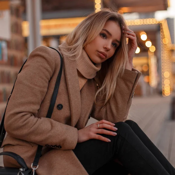 Belle Jolie Jeune Femme Élégante Dans Élégant Manteau Automne Avec — Photo