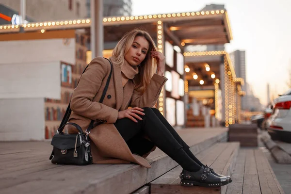 Belle Jeune Femme Mode Dans Manteau Beige Élégant Avec Pull — Photo