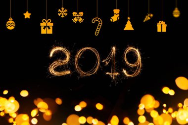 Yeni yıl 2019. Kıvılcım, Bengal 2019 altın bokeh ışıkları ve tatil dekorasyon siyah bir zemin üzerine.