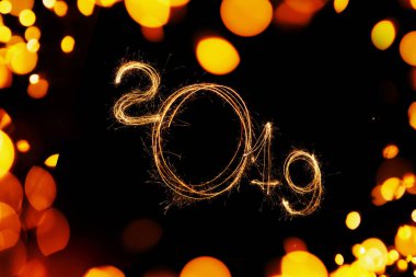 Mutlu yeni yıl 2019 sarı ışık bokeh siyah bir zemin üzerine. 2019 maytap