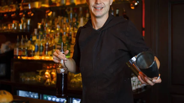 Bello Giovane Barman Con Sorriso Cocktail Bar — Foto Stock