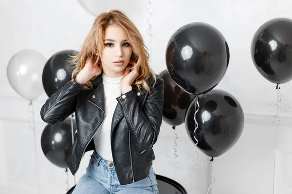 Jovem Com Cabelo Encaracolado Uma Jaqueta Preta Couro Elegante Jeans — Fotografia de Stock