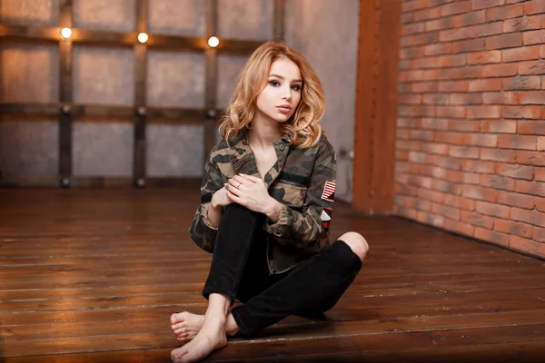 Encantadora Joven Hermosa Con Una Elegante Chaqueta Militar Camuflaje Vintage —  Fotos de Stock