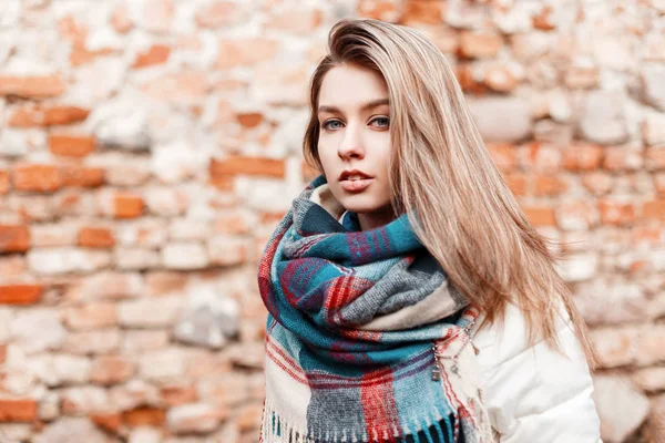 Retrato Uma Bela Mulher Encantadora Com Olhos Azuis Com Cachecol — Fotografia de Stock